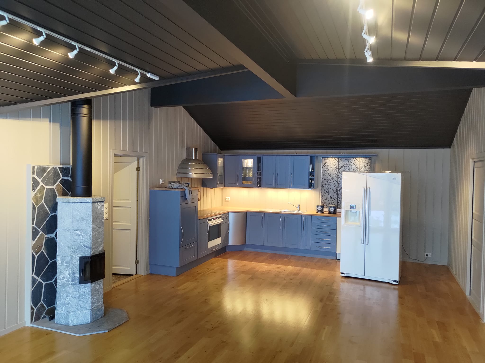 Moderne hus utvendig med nymalt panel